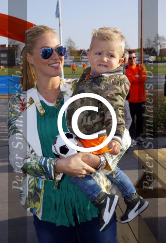 Volendam 15 april 2015
Het mini jan Smit stadion is vanavond geopend met een serie penaltie s van Henk Veerman en Robert Muhren op Jan Smit als keeper. Ook Liza Fem Emma en Senn waren aanwezen alsmede ome Cor