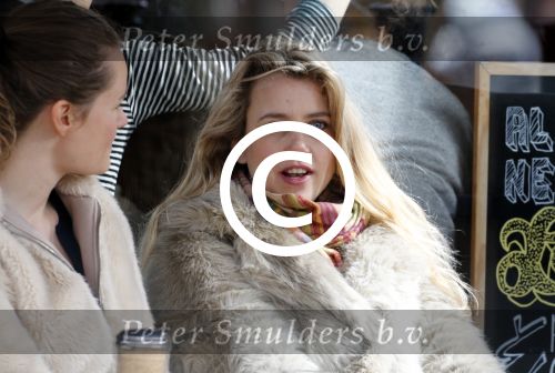 Amsterdam 4 april 2015 
Maria Kooistra met een vriendin op terras