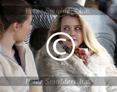 Amsterdam 4 april 2015 
Maria Kooistra met een vriendin op terras
