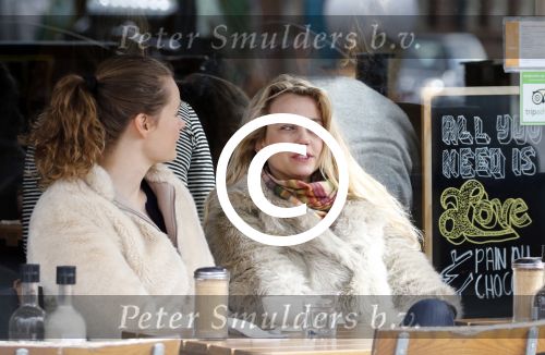 Amsterdam 4 april 2015 
Maria Kooistra met een vriendin op terras