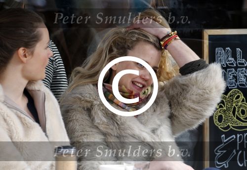 Amsterdam 4 april 2015 
Maria Kooistra met een vriendin op terras
