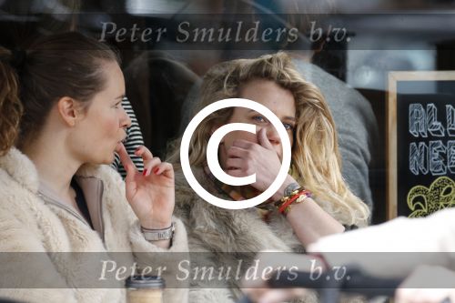Amsterdam 4 april 2015 
Maria Kooistra met een vriendin op terras