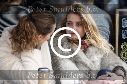 Amsterdam 4 april 2015 
Maria Kooistra met een vriendin op terras