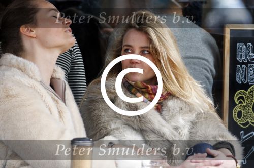 Amsterdam 4 april 2015 
Maria Kooistra met een vriendin op terras