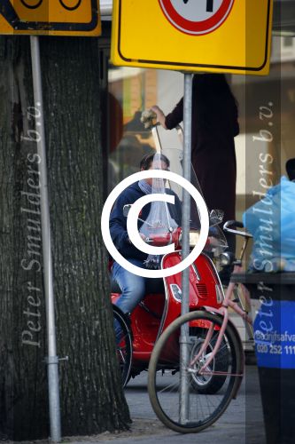 Amsterdam 24 april 2015
Martijn Krabbe op vespa scooter boodschappen doen.