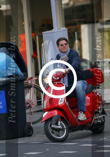 Amsterdam 24 april 2015
Martijn Krabbe op vespa scooter boodschappen doen.