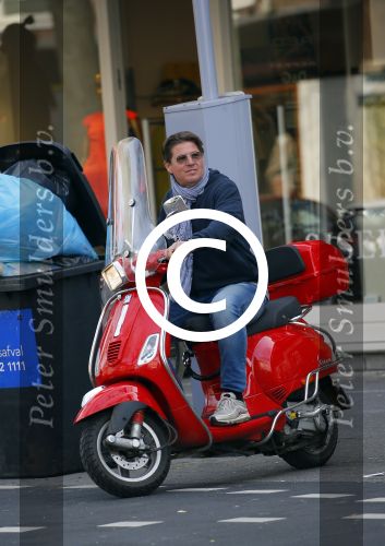 Amsterdam 24 april 2015
Martijn Krabbe op vespa scooter boodschappen doen.
