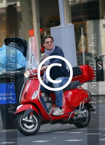 Amsterdam 24 april 2015
Martijn Krabbe op vespa scooter boodschappen doen.