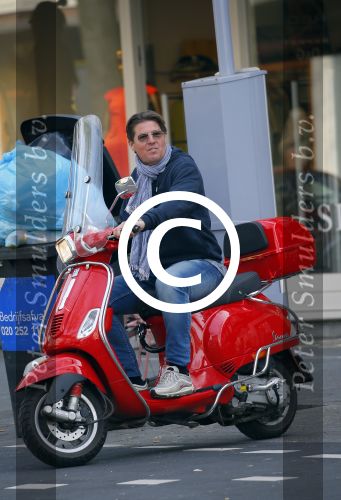 Amsterdam 24 april 2015
Martijn Krabbe op vespa scooter boodschappen doen.