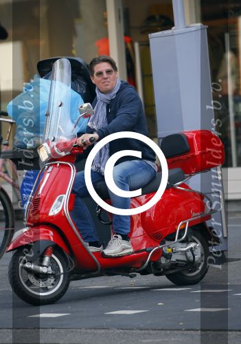 Amsterdam 24 april 2015
Martijn Krabbe op vespa scooter boodschappen doen.