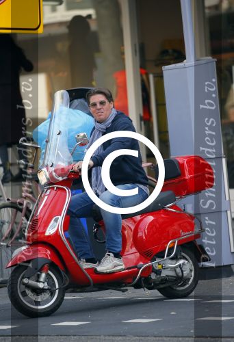 Amsterdam 24 april 2015
Martijn Krabbe op vespa scooter boodschappen doen.