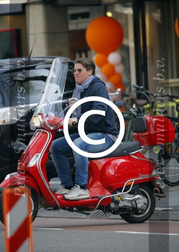 Amsterdam 24 april 2015
Martijn Krabbe op vespa scooter boodschappen doen.