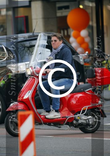 Amsterdam 24 april 2015
Martijn Krabbe op vespa scooter boodschappen doen.