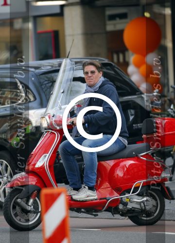Amsterdam 24 april 2015
Martijn Krabbe op vespa scooter boodschappen doen.