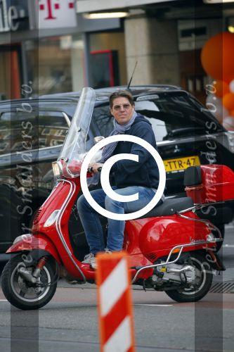 Amsterdam 24 april 2015
Martijn Krabbe op vespa scooter boodschappen doen.