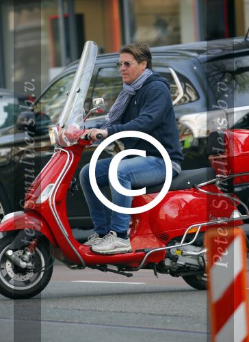 Amsterdam 24 april 2015
Martijn Krabbe op vespa scooter boodschappen doen.