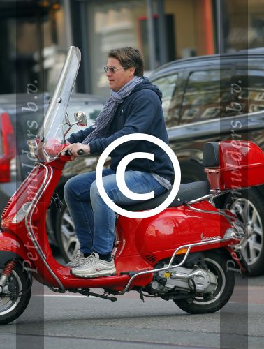 Amsterdam 24 april 2015
Martijn Krabbe op vespa scooter boodschappen doen.