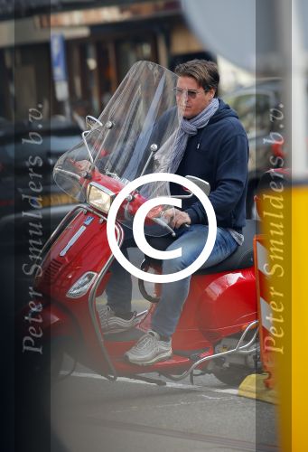 Amsterdam 24 april 2015
Martijn Krabbe op vespa scooter boodschappen doen.