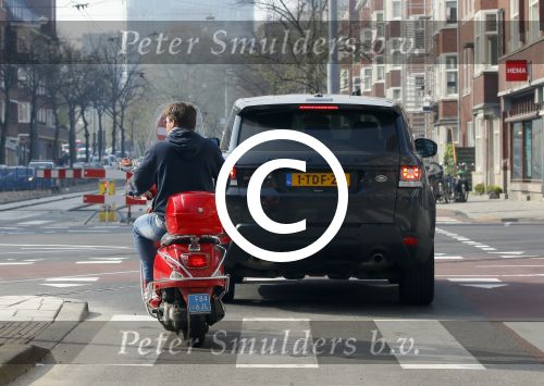 Amsterdam 24 april 2015
Martijn Krabbe op vespa scooter boodschappen doen.