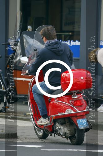Amsterdam 24 april 2015
Martijn Krabbe op vespa scooter boodschappen doen.