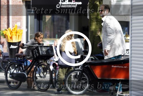 Amsterdam 21 april 2015  
Patrick Stoof met dochter op de fiets.
