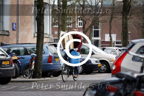 Amsterdam 17 april 2015  
Peter Blok met lege dozen op de fiets