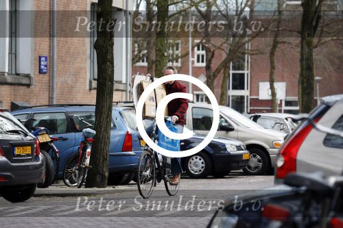 Amsterdam 17 april 2015  
Peter Blok met lege dozen op de fiets