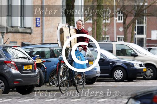 Amsterdam 17 april 2015  
Peter Blok met lege dozen op de fiets