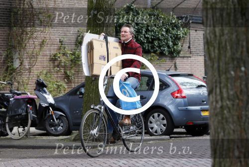 Amsterdam 17 april 2015  
Peter Blok met lege dozen op de fiets