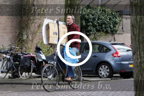 Amsterdam 17 april 2015  
Peter Blok met lege dozen op de fiets