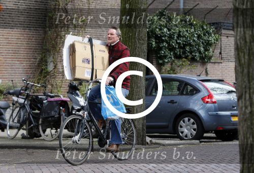 Amsterdam 17 april 2015  
Peter Blok met lege dozen op de fiets