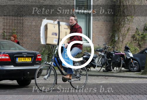 Amsterdam 17 april 2015  
Peter Blok met lege dozen op de fiets
