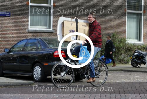 Amsterdam 17 april 2015  
Peter Blok met lege dozen op de fiets