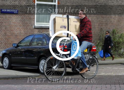 Amsterdam 17 april 2015  
Peter Blok met lege dozen op de fiets