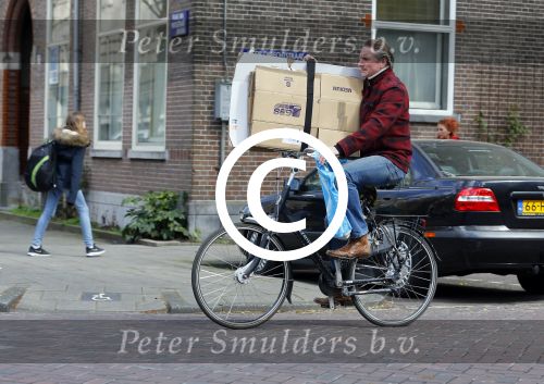 Amsterdam 17 april 2015  
Peter Blok met lege dozen op de fiets