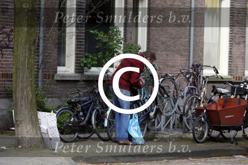 Amsterdam 17 april 2015  
Peter Blok met lege dozen op de fiets