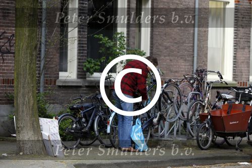 Amsterdam 17 april 2015  
Peter Blok met lege dozen op de fiets