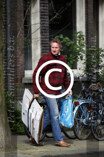 Amsterdam 17 april 2015  
Peter Blok met lege dozen op de fiets