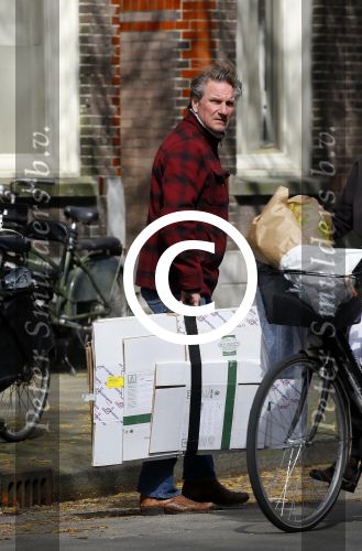 Amsterdam 17 april 2015  
Peter Blok met lege dozen op de fiets