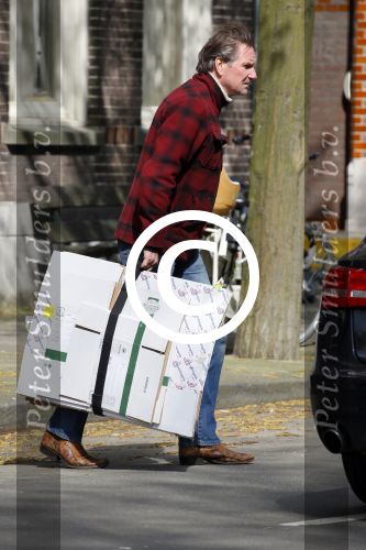 Amsterdam 17 april 2015  
Peter Blok met lege dozen op de fiets