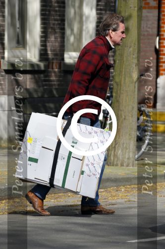 Amsterdam 17 april 2015  
Peter Blok met lege dozen op de fiets