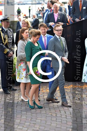 Dordrecht, 27 April 2015
Koningsdag 2015 met Koningin Willem-Alexander, Koningin Maxima, Prinses Amalia, Prinses Alexia em Prinses Ariane, Prins Constatijn, Prinses Laurentien, Prins Maurits, Prinses Marilene, Prinses Annette, Prins Bernhard Jr., Prins Pieter Christiaan en Prinses Anita