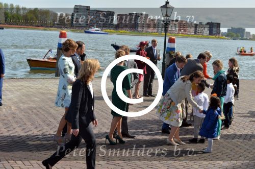 Dordrecht, 27 April 2015
Koningsdag 2015 met Koningin Willem-Alexander, Koningin Maxima, Prinses Amalia, Prinses Alexia em Prinses Ariane, Prins Constatijn, Prinses Laurentien, Prins Maurits, Prinses Marilene, Prinses Annette, Prins Bernhard Jr., Prins Pieter Christiaan en Prinses Anita