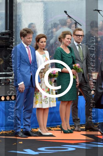 Dordrecht, 27 April 2015
Koningsdag 2015 met Koningin Willem-Alexander, Koningin Maxima, Prinses Amalia, Prinses Alexia em Prinses Ariane, Prins Constatijn, Prinses Laurentien, Prins Maurits, Prinses Marilene, Prinses Annette, Prins Bernhard Jr., Prins Pieter Christiaan en Prinses Anita