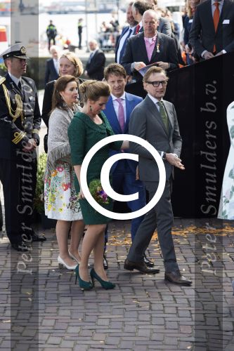 Dordrecht, 27 April 2015
Koningsdag 2015 met Koningin Willem-Alexander, Koningin Maxima, Prinses Amalia, Prinses Alexia em Prinses Ariane, Prins Constatijn, Prinses Laurentien, Prins Maurits, Prinses Marilene, Prinses Annette, Prins Bernhard Jr., Prins Pieter Christiaan en Prinses Anita