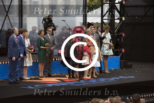 Dordrecht, 27 April 2015
Koningsdag 2015 met Koningin Willem-Alexander, Koningin Maxima, Prinses Amalia, Prinses Alexia em Prinses Ariane, Prins Constatijn, Prinses Laurentien, Prins Maurits, Prinses Marilene, Prinses Annette, Prins Bernhard Jr., Prins Pieter Christiaan en Prinses Anita