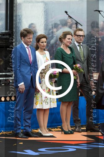 Dordrecht, 27 April 2015
Koningsdag 2015 met Koningin Willem-Alexander, Koningin Maxima, Prinses Amalia, Prinses Alexia em Prinses Ariane, Prins Constatijn, Prinses Laurentien, Prins Maurits, Prinses Marilene, Prinses Annette, Prins Bernhard Jr., Prins Pieter Christiaan en Prinses Anita