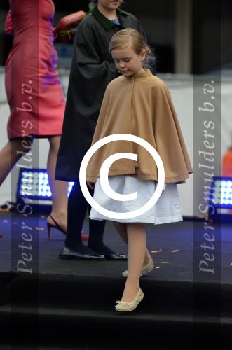 Dordrecht, 27 April 2015
Koningsdag 2015 met Koningin Willem-Alexander, Koningin Maxima, Prinses Amalia, Prinses Alexia em Prinses Ariane, Prins Constatijn, Prinses Laurentien, Prins Maurits, Prinses Marilene, Prinses Annette, Prins Bernhard Jr., Prins Pieter Christiaan en Prinses Anita