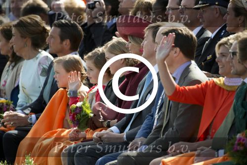 Dordrecht, 27 April 2015
Koningsdag 2015 met Koningin Willem-Alexander, Koningin Maxima, Prinses Amalia, Prinses Alexia em Prinses Ariane, Prins Constatijn, Prinses Laurentien, Prins Maurits, Prinses Marilene, Prinses Annette, Prins Bernhard Jr., Prins Pieter Christiaan en Prinses Anita