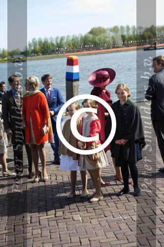 Dordrecht, 27 April 2015
Koningsdag 2015 met Koningin Willem-Alexander, Koningin Maxima, Prinses Amalia, Prinses Alexia em Prinses Ariane, Prins Constatijn, Prinses Laurentien, Prins Maurits, Prinses Marilene, Prinses Annette, Prins Bernhard Jr., Prins Pieter Christiaan en Prinses Anita